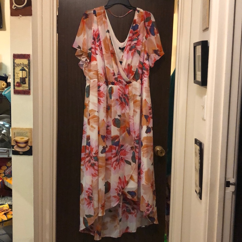 Beautiful floralburst 3x Relativity hi low dress😎